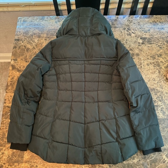 Guess Hooded Puffer Down Jacket Black with Gold Detail Faux Fur​ - Picture 11 of 12